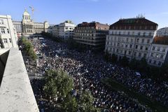 "Už nás nebabiš!" Tisíce lidí protestovaly proti stíhanému Babišovi a vládě s podporou KSČM