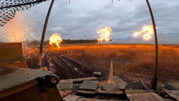 Úspěšný ukrajinský útok dvou vozidel Bradley a tanku M1A1 Abrams v Kurské oblasti na ruské pozice.