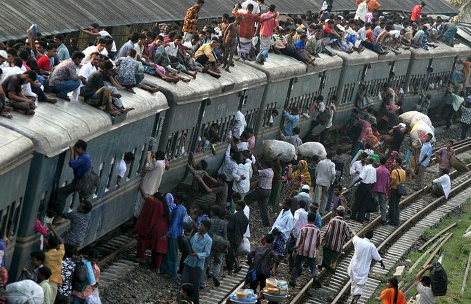 Přeplněnost na bangladéžských železnicích tradičně vrcholí ve dnech, kdy se slaví náboženská slavnost Eid-ul-Azha (festival oběti). V rámci něho milióny obyvatel opouští bangladéškou Dháku.