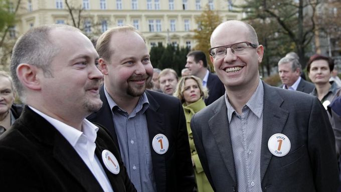 Bohuslav Sobotka, Michal Hašek a Jeroným Tejc během předvolební akci v Brně.