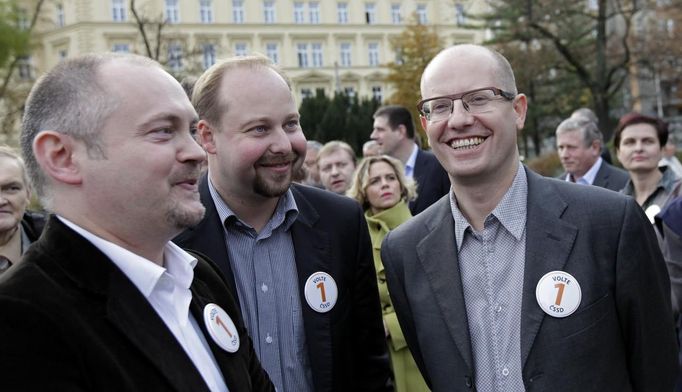 Bohuslav Sobotka, Michal Hašek a Jeroným Tejc během předvolební akci v Brně.