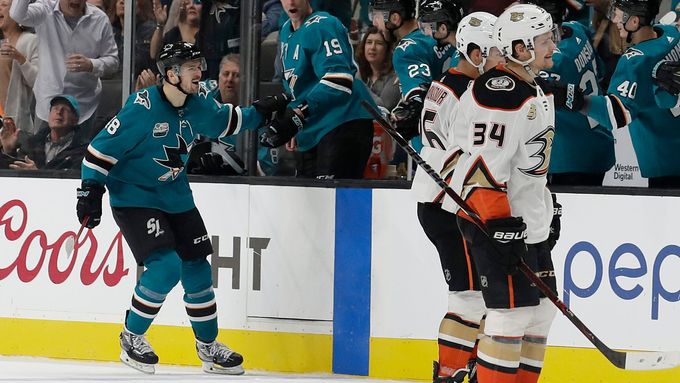 hokej, NHL 2018/2019, San Jose - Anaheim, Tomáš Hertl slaví gól