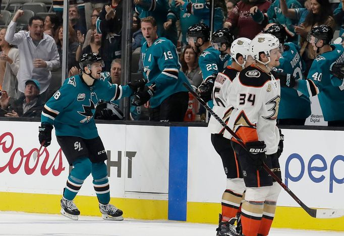 hokej, NHL 2018/2019, San Jose - Anaheim, Tomáš Hertl slaví gól