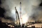 Ruští kosmonauti prozkoumali díru v plášti Sojuzu, posádka v ohrožení nebyla