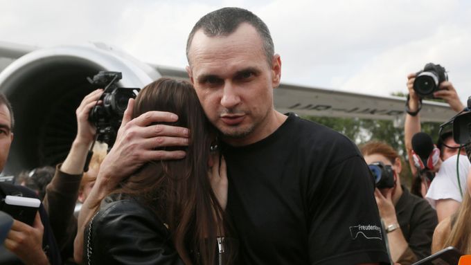 Oleg Sencov objímá svou dceru na ukrajinském letišti po propuštění z ruského vězení, září 2019.