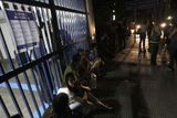 Obyvatelé čekají venku na metro, které je zavřené díky výpadku proudu v Sao Paulu