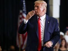 Donald Trump posílá polibek svým příznivcům na předvolební akci v Nevadě.