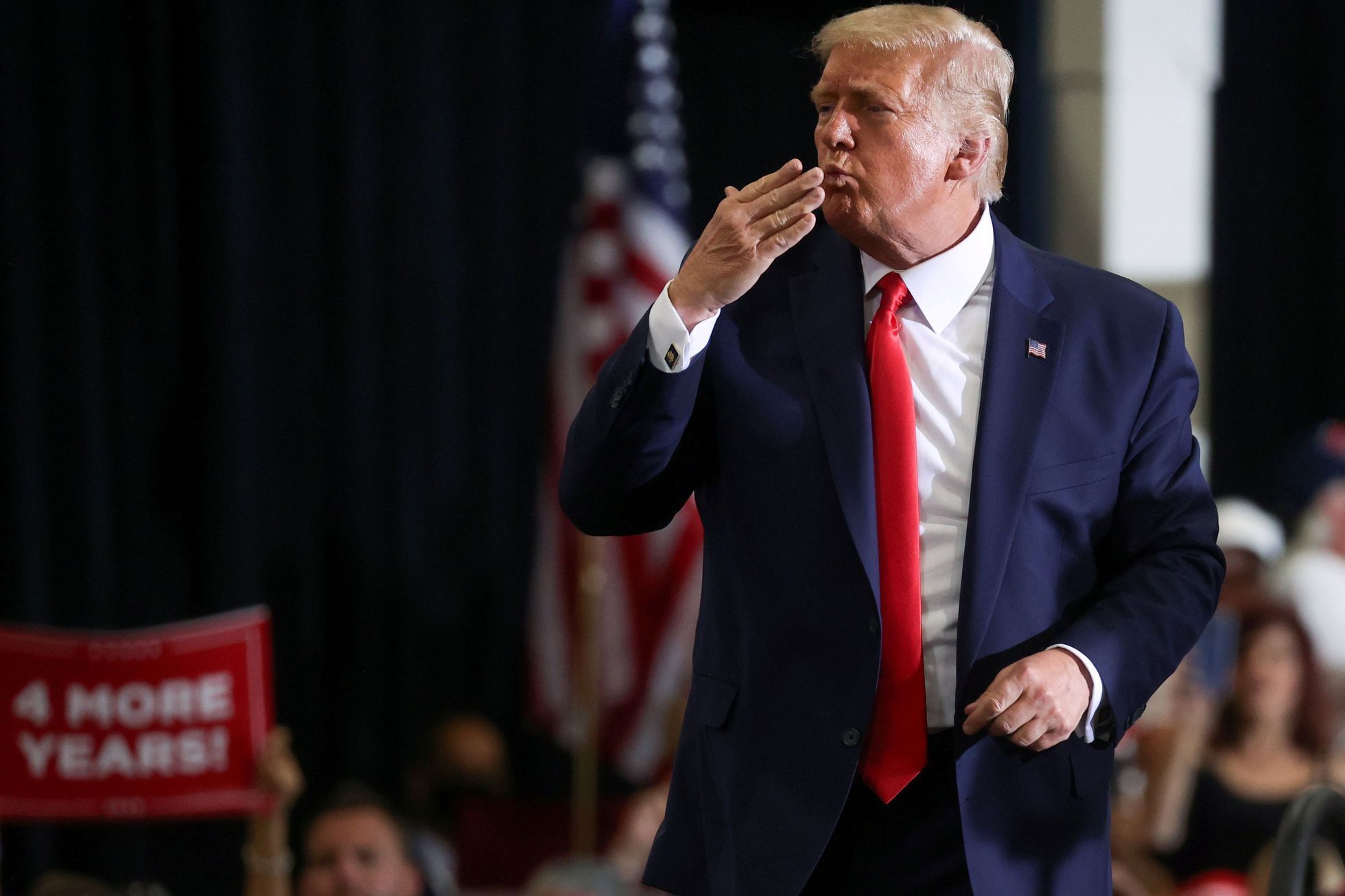Donald Trump posílá polibek svým příznivcům na předvolební akci v Nevadě.