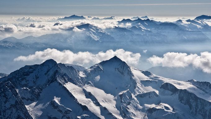 Dechberoucí pohled na Ötztalské Alpy v Tyrolsku