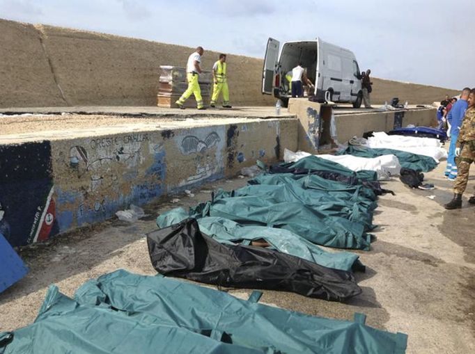 U italského ostrova Lampedusa se potopila loď s běženci. Plavidlo zachvátil požár, tou dobou bylo na palubě na 500 lidí. Zemřely nejméně desítky z nich. (3. října 2013)