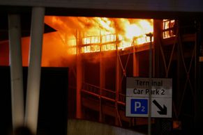 Stovky poškozených aut, zrušené lety. Na londýnském letišti Luton hořely garáže