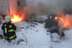 Hasiči nemohli kvůli mrazu uhasit požár, zamrzala voda