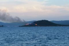 Chorvaté chtěli podpořit fotbalisty na MS, ale místo toho zapálili ostrov lásky