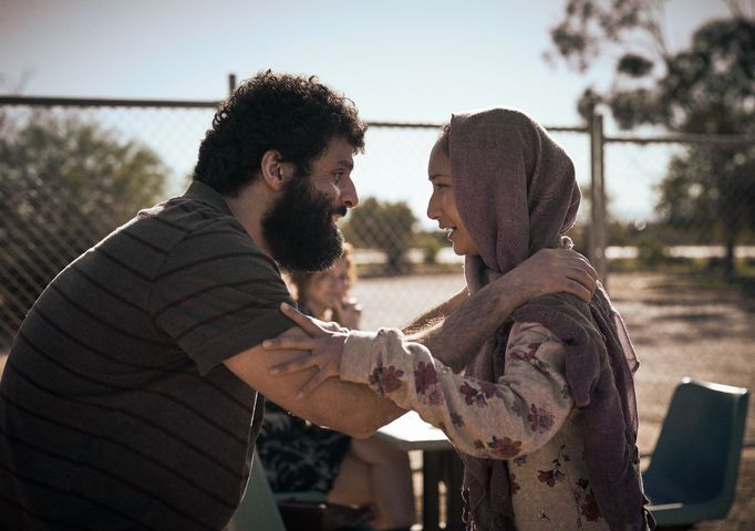 Fayssal Bazzi jako Ameer a Soraya Heidariová jako Mina.