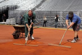 Příprava na Davis Cup. Tak se v O2 aréně buduje tenisový kurt