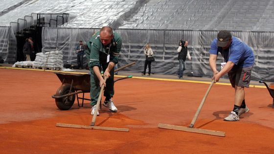 Příprava na Davis Cup. Tak se v O2 aréně buduje tenisový kurt