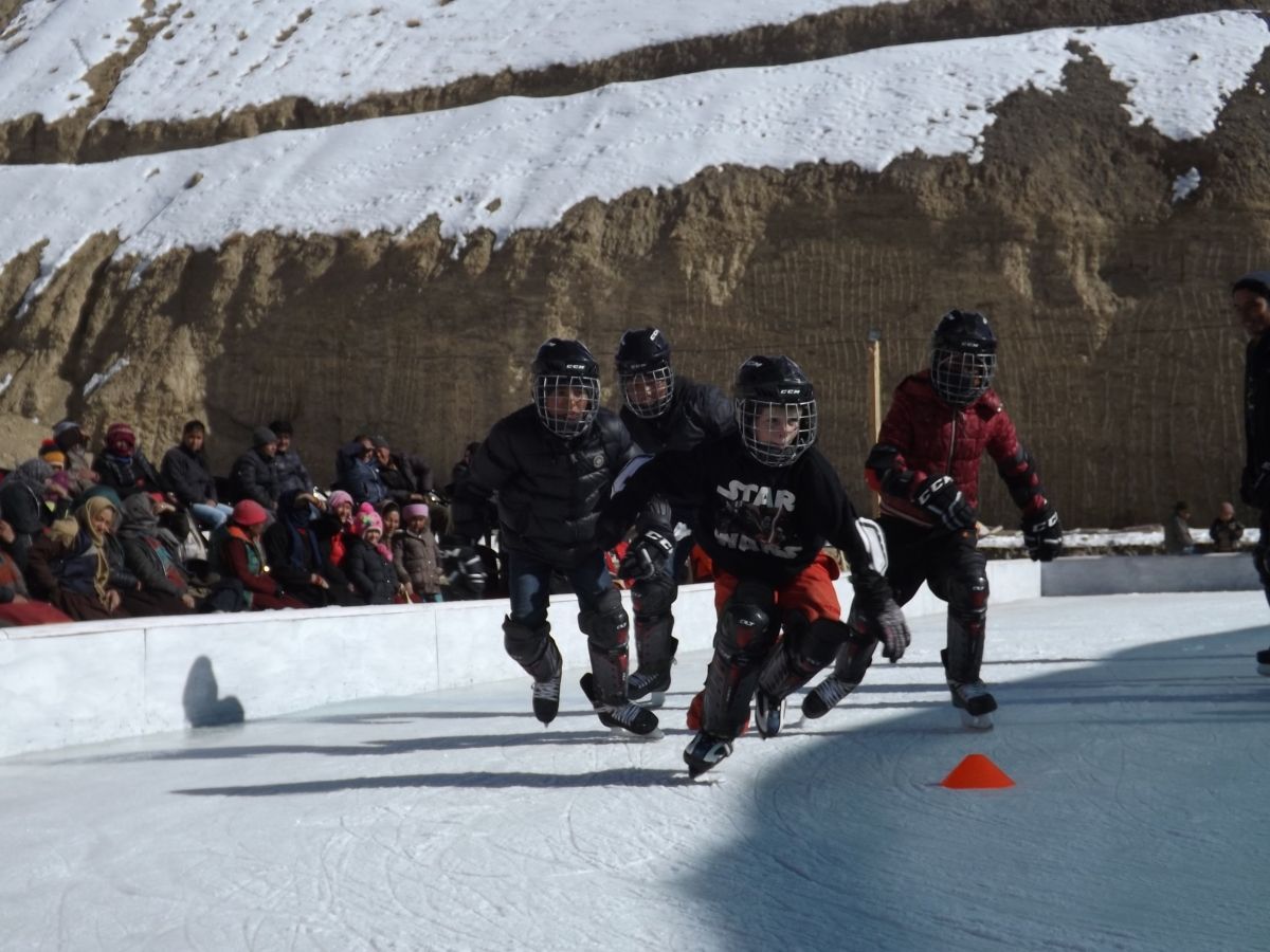 Čeští dobrovolníci učí malé Tibeťany hokej