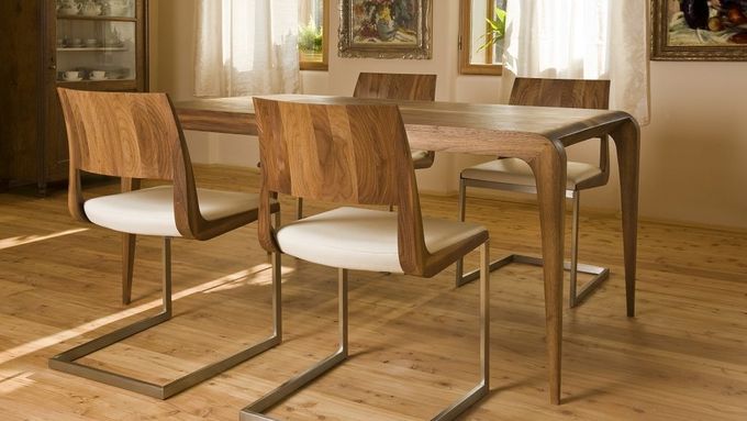 FIRMA:  Situs PRODUKT: stůl CETUS Stůl CETUS je z masivního ořechu upraveného voskem a židle z masivního dřeva s povrchovou úpravou přírodním voskem, ve třech variantách nerezových podnoží.