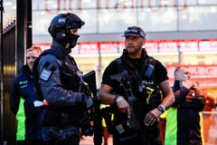 Britská policie zatkla čtyři neonacisty, podezírá je z terorismu. Jsou mezi nimi i vojáci