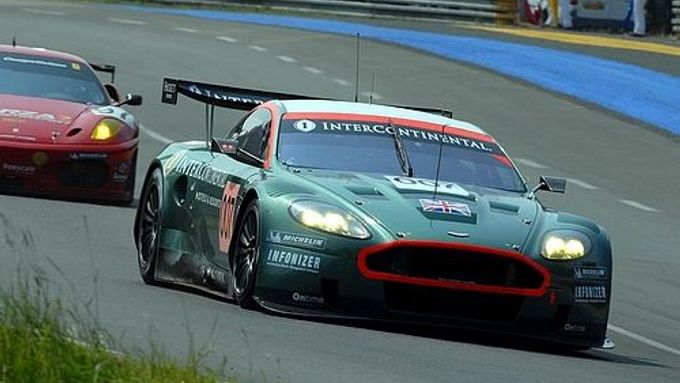Tomáš Enge za volantem Astonu Martin DBR9 při tréniku na trati závodu 24 hodin v Le Mans.