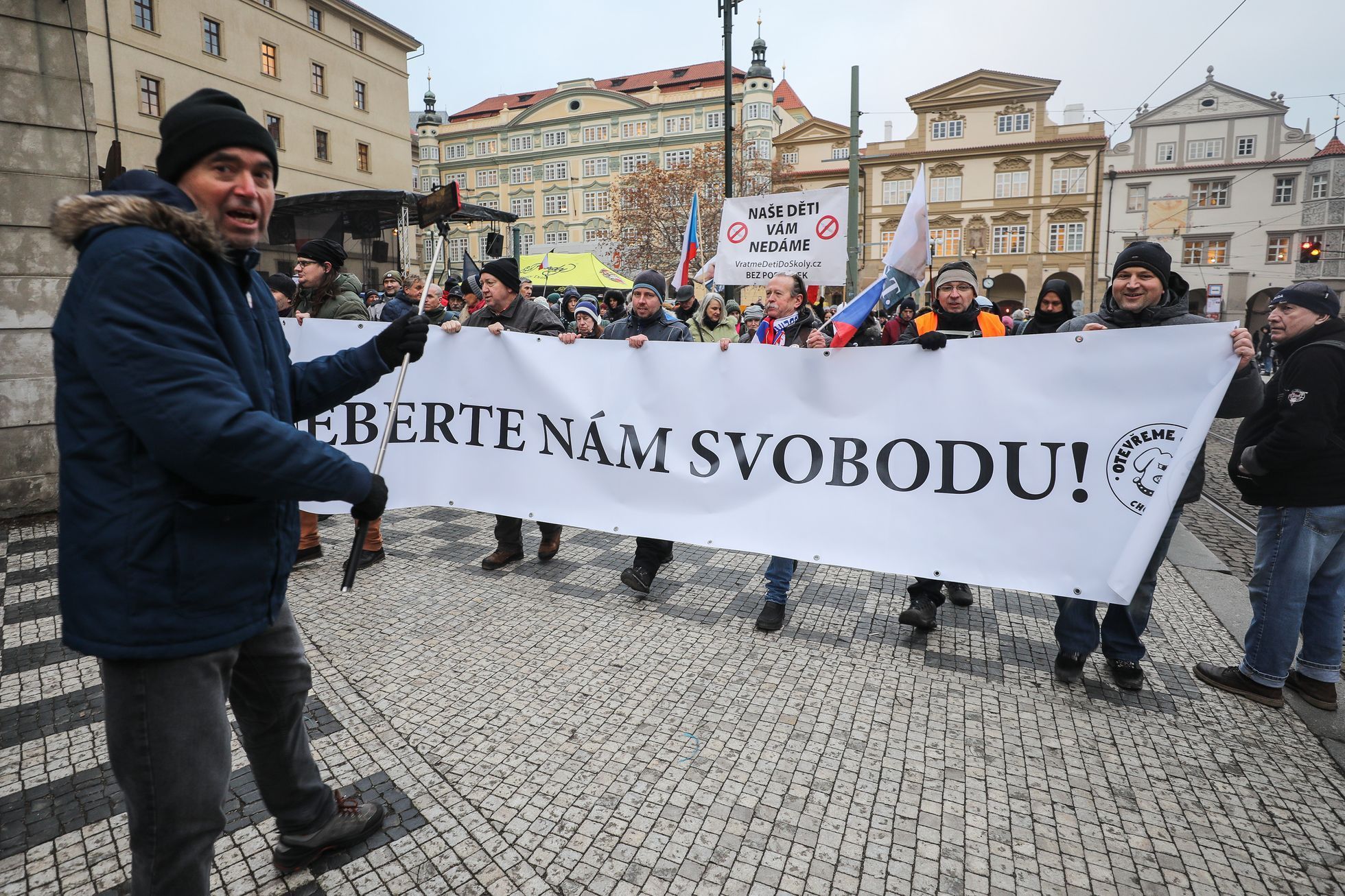 Demonstrace, protest proti povinnému očkování, Chcípl PES, koronavirus, antivax, demonstrant