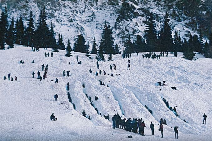 Pátrací skupiny v místě, kde došlo k závalu lavinou. Mengusovská dolina pod Popradským plesem ve Vysokých Tatrách, leden 1974. Kolorováno