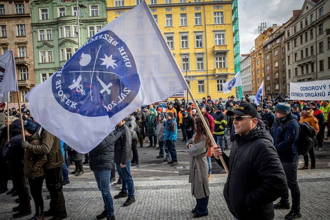 Protest policistů a hasičů před ministerstvem vnitra v Praze na Letné za navýšení platů (21.11. 2024).