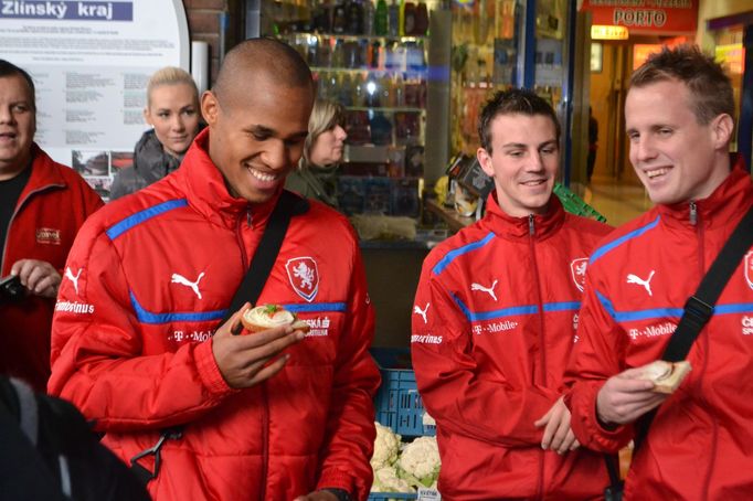 Čeští fotbaloví reprezentanti při příjezdu vlakem do Olomouce, kde se střetnou se Slováky.