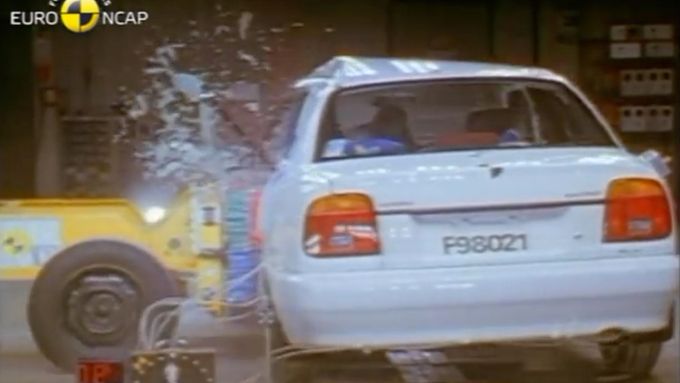 Crash test Suzuki Balena z roku 1998