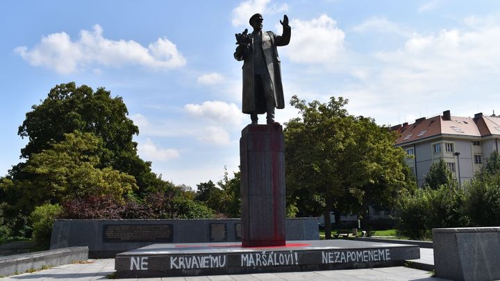 Rusy rozhořčil postoj Prahy 6 k poškození Koněvovy sochy. Žádají diplomacii o nápravu
