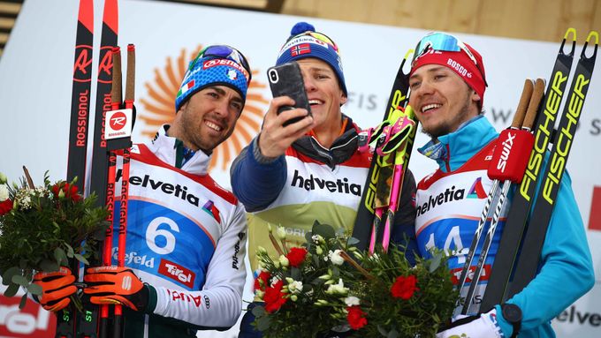 Vítězné selfie. Federico Pellegrino, Johannes Hösflot Klaebo a Gleb Retivych na stupních vítězů.