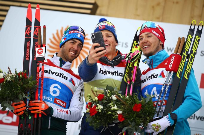 Vítězné selfie. Federico Pellegrino, Johannes Hösflot Klaebo a Gleb Retivych na stupních vítězů.