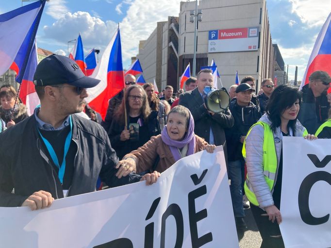 Protestní shromáždění na Václavském náměstí skončilo krátce před čtvrtou hodinou odpoledne. Po něm se průvod v čele s Rajchlem vydal ke Strakově akademii.