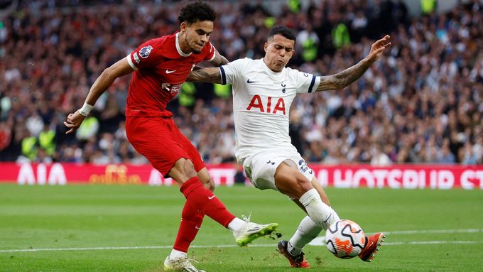Luis Díaz střílí gól Liverpoolu, který však sudí v utkání s Tottenhamem nepochopitelně neuznali