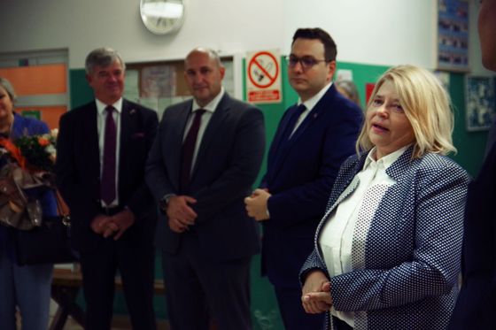 Ředitelka základní školy Jana Amose Komenského a místopředsedkyně Svazu Čechů v Chorvatsku Marie Válková během představení školy české vládní delegaci.