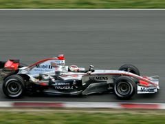 Logo alkoholického nápoje Johnnie Walker vystřídalo na monopostu McLaren cigarety West.