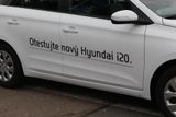 Tuzemské zastoupení značky Hyundai objíždí města s předváděcí akcí nazvanou Hyundai se srovnání nebojí. Zájemcům o koupi nového vozu umožní přímé srovnání svého městského hatchbacku i20 s konkurenčním výrobkem automobilky Škoda - novou generací modelu Fabia.