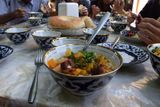 Lagman – zeleninová polévka s nudlemi je jedním ze základů zdejší každodenní kuchyně. Uzbecká jídla většinou obsahují hodně masa a tuku.
