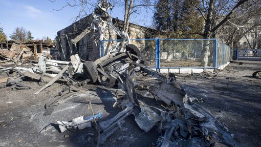 Ničivé následky ruského ostřelování raketami v Kyjevě na Ukrajině. 28. 2. 2022