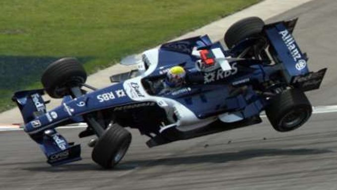 Williams Australana Marka Webbera vylétl při kolizi krátce po startu GP USA pěkný kus nad povrch okruhu v Indianapolis.