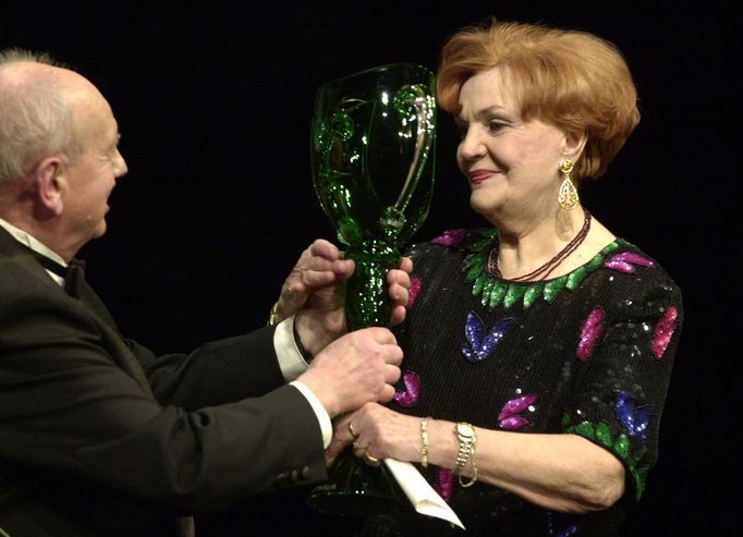 Ludmila Dvořáková převzala 22. března 2003 v pražském Národním divadle cenu Thálie za celoživotní dílo v oboru opera z rukou pěvce Richarda Nováka.