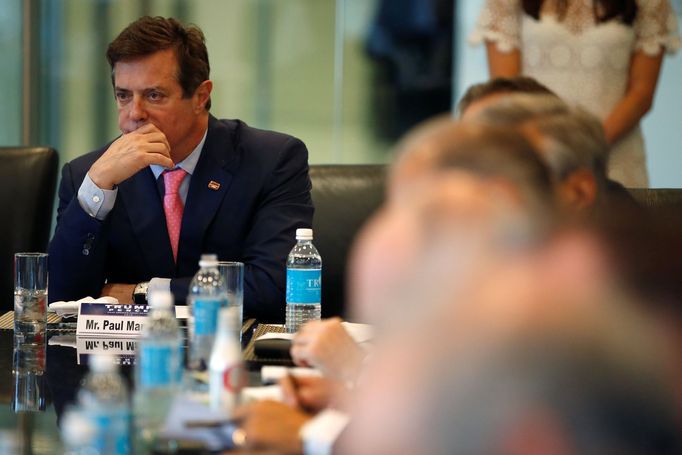 Šéf Trumpovy kampaně Paul Manafort rezignoval.