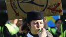 A member of German air carrier Lufthansa's cabin crew union "UFO" blows a whistle at a strike post at the Fraport airport in Frankfurt August 31, 2012. Lufthansa cancelled 64 flights at its main hub Frankfurt on Friday as cabin crew began the first of a series of strikes over pay and cost cuts in a busy holiday season. The eight-hour industrial action, following the breakdown of 13 months of negotiations between Germany's largest airline and trade union UFO, is due to end at 1100 GMT on Friday. REUTERS/Kai Pfaffenbach (GERMANY - Tags: BUSINESS EMPLOYMENT CIVIL UNREST TRANSPORT) Published: Srp. 31, 2012, 8:04 dop.