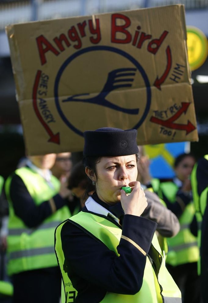 A member of German air carrier Lufthansa's cabin crew union "UFO" blows a whistle at a strike post at the Fraport airport in Frankfurt August 31, 2012. Lufthansa cancelled 64 flights at its main hub Frankfurt on Friday as cabin crew began the first of a series of strikes over pay and cost cuts in a busy holiday season. The eight-hour industrial action, following the breakdown of 13 months of negotiations between Germany's largest airline and trade union UFO, is due to end at 1100 GMT on Friday. REUTERS/Kai Pfaffenbach (GERMANY - Tags: BUSINESS EMPLOYMENT CIVIL UNREST TRANSPORT) Published: Srp. 31, 2012, 8:04 dop.