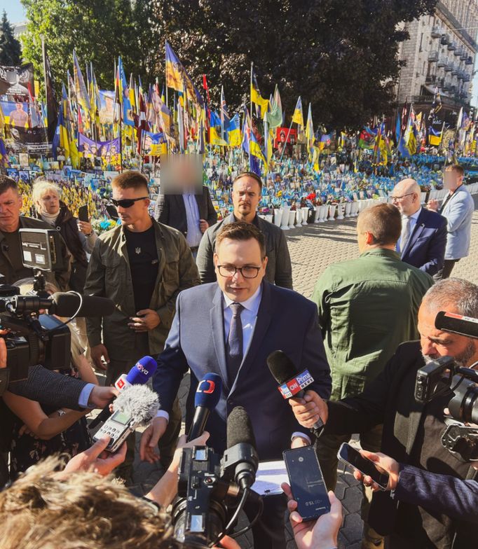 Ochrany nejmocnějších se chopil policista, který má k elitnímu výcviku daleko. Jak se kancelářský pracovník k ochraně prezidenta Zelenského či ministra Lipavského?