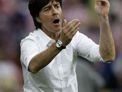 Joachim Löw nebyl s průběhem zápasu vůbec spokojen.