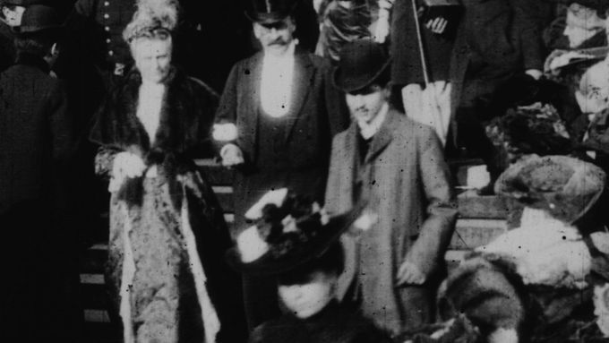 Na nedávné objeveném záběru ze svatby z roku 1904 se objevuje muž, který by mohl být Marcelem Proustem. Ve 35. vteřině schází po schodech.