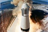Dne 16. července 1969 vynesla raketa Saturn V vesmírnou loď Apollo 11 na historickou misi. Na palubě seděli tři astronauti, kteří se navždy zapsali do dějin lidstva. Neil Armstrong, Michael Collins a Buzz Aldrin splnili slib amerického prezidenta Johna F. Kennedyho z počátku 60. let a přistáli na Měsíci. Dva z nich se prošli po jeho povrchu a pak se všichni úspěšně vrátili zpět na Zemi.