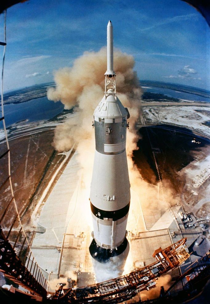 Americká vesmírná mise Apollo 11 v roce 1969, v rámci které lidstvo poprvé vkročilo na půdu Měsíce.