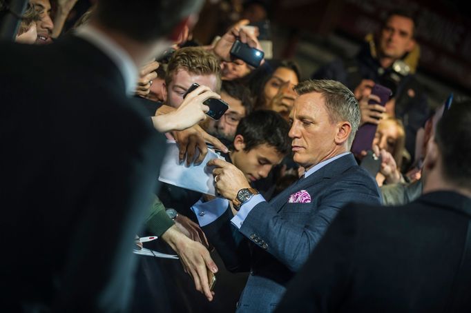 Představitel agenta 007 Daniel Craig rozdává autogramy na premiéře bondovky Spectre, 2015.